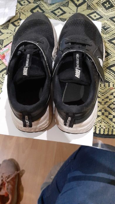 Продавам детски маратонки nike