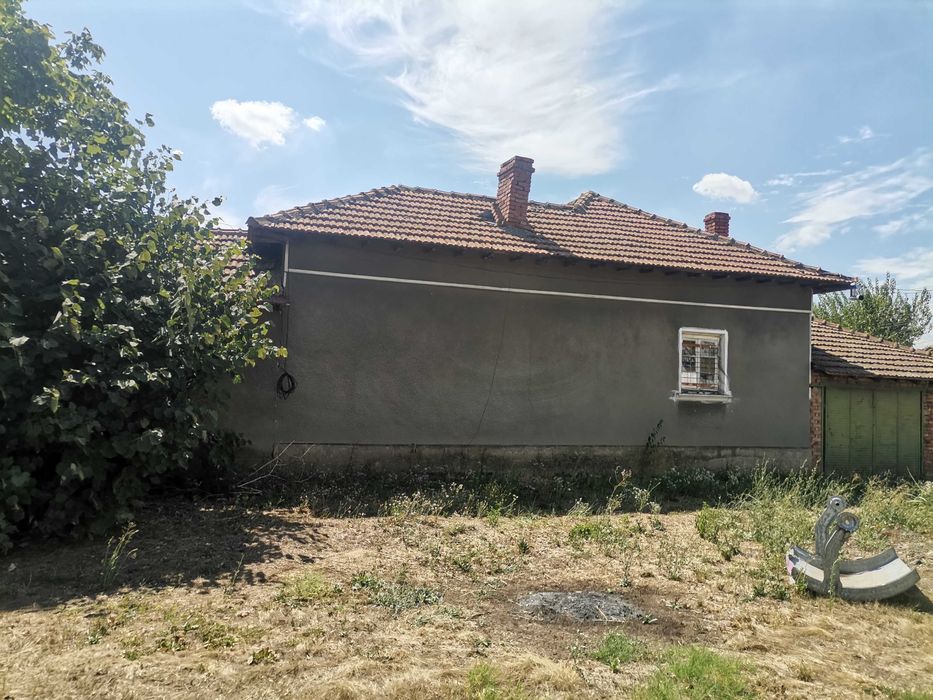 с. Бутово, обл. Велико Търново. Къща с огромен двор и геран.