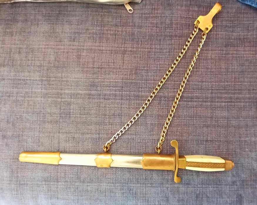 Количка за сервиране, масичка с табуретки, нож - кортик