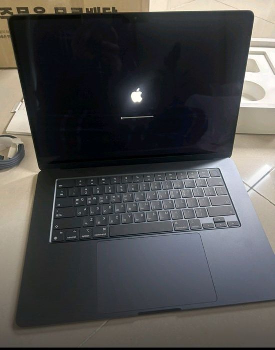 Macbook Air M2 15 dyum midnight blue 16GB/512GB sotiladii