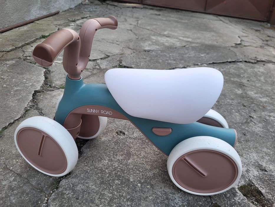 Bicicleta fara pedale 12-36 luni, scaun reglabil, lumini si muzica