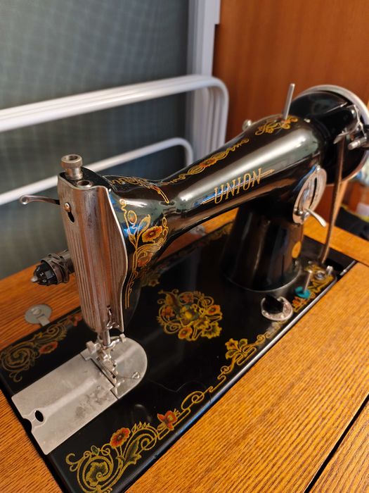 Крачна руска шевна машина.Цената подлежи на коментар.