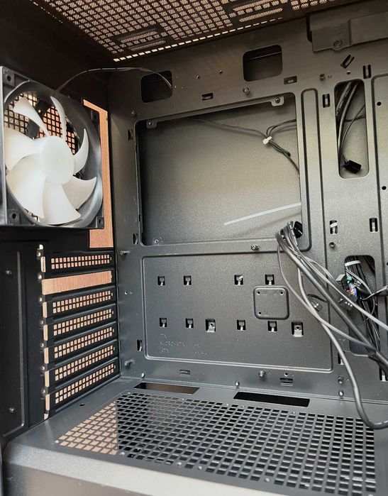 Corsair 850W RMx Shift захранване / SSD 256GB 2.5" / Кутия DeepCool CC560 V2