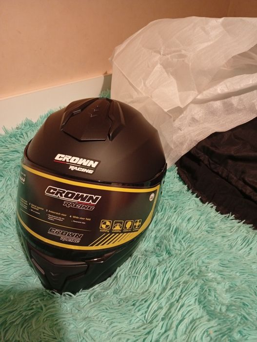 Продавам черна  каска