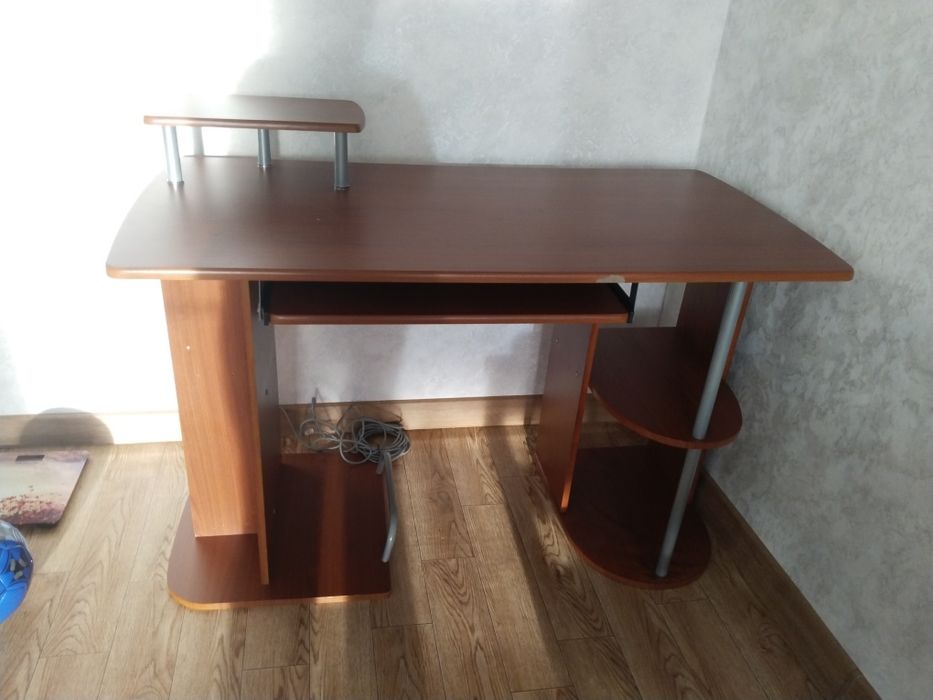 Отдам  компьютерный стол