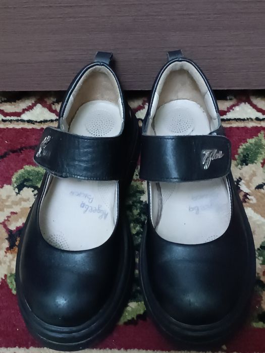 Продам обувь школьную