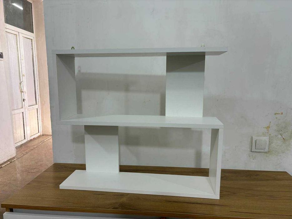 Навесной полка для маленькой товар и для других предметов интерьера.