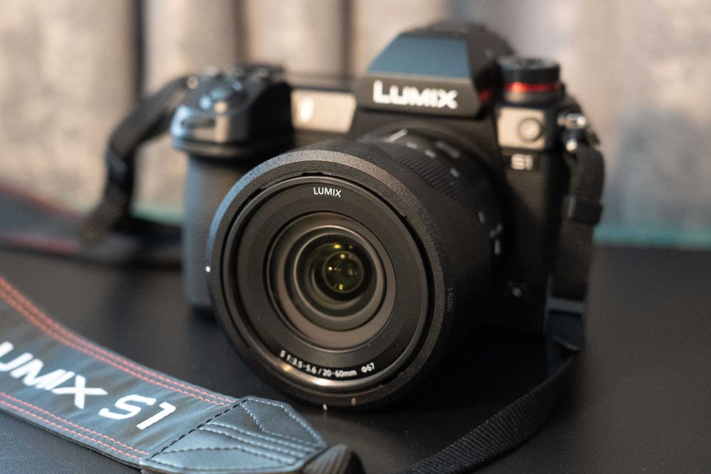 Vând aparat miroress Panasonic S1 + obiectiv 20-60 mm + 3 Cfexpress Tip B Preț valabil doar 2 zile 15-16 iun