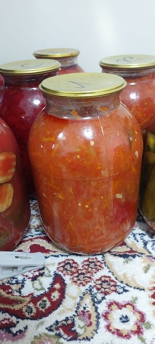 Банка маринованных огурцов, лечо
