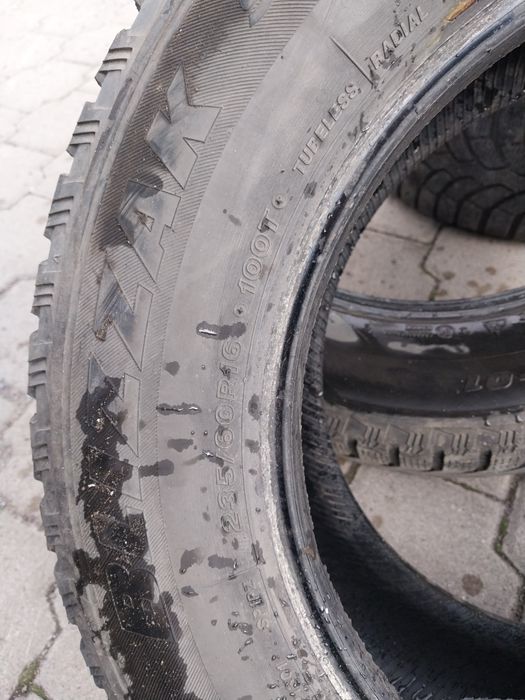 3 шины 235 60 R16. На сезон.