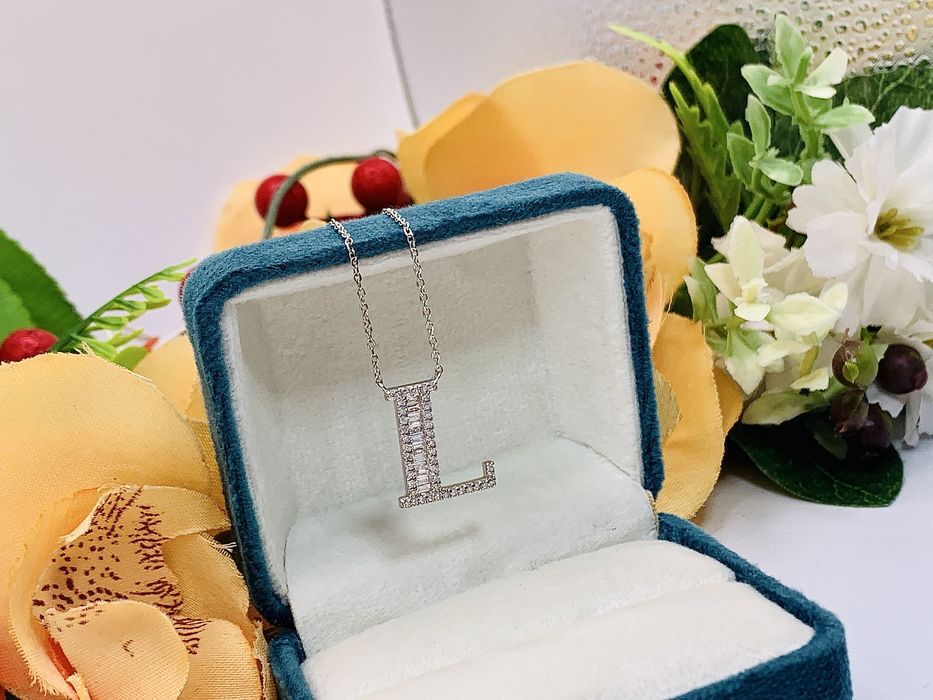 Изящная золотая подвеска с инициалами буква Л