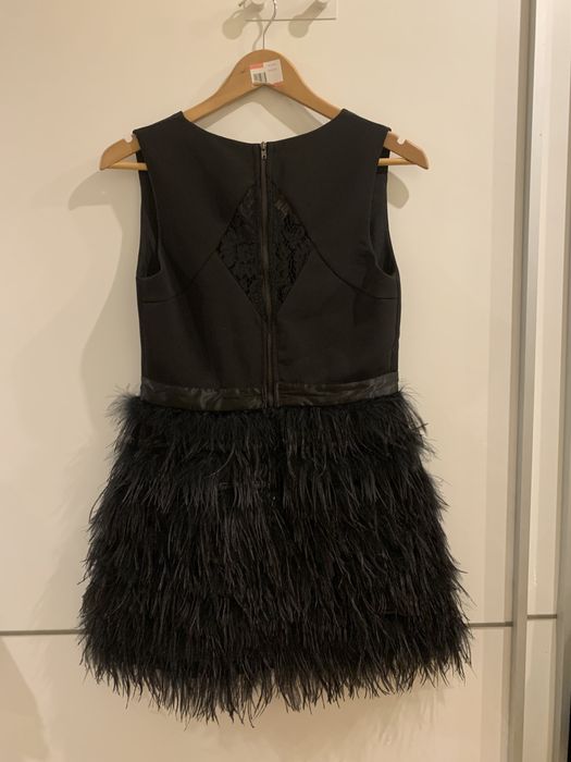 Ефектна рокля с пера