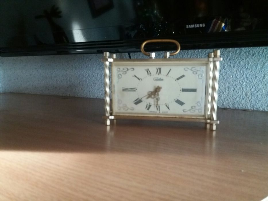 Часы будильник советские.