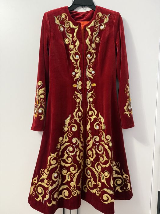 Продам бешпет красного цвета