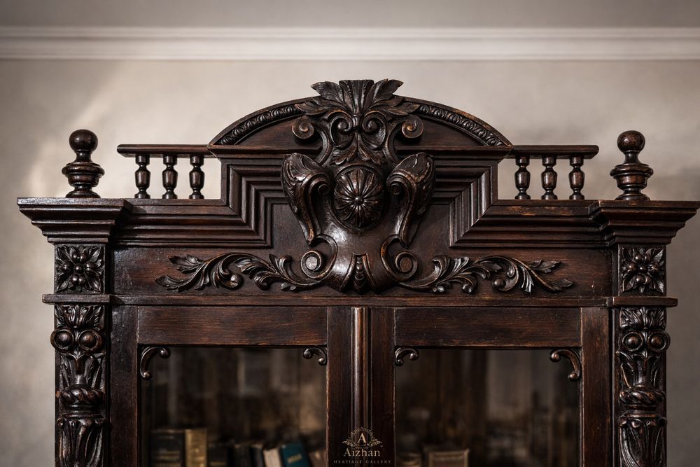 Европейская антикварная витрина XIX века. 
Массив натурального дерева.