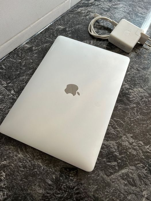 • Macbook Pro 13.3” • RETINA OLED •