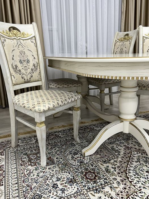 Стол и стуля для гостинной