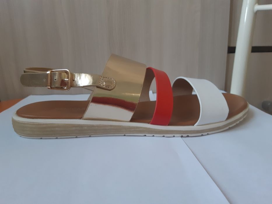 Продам новые сандали.