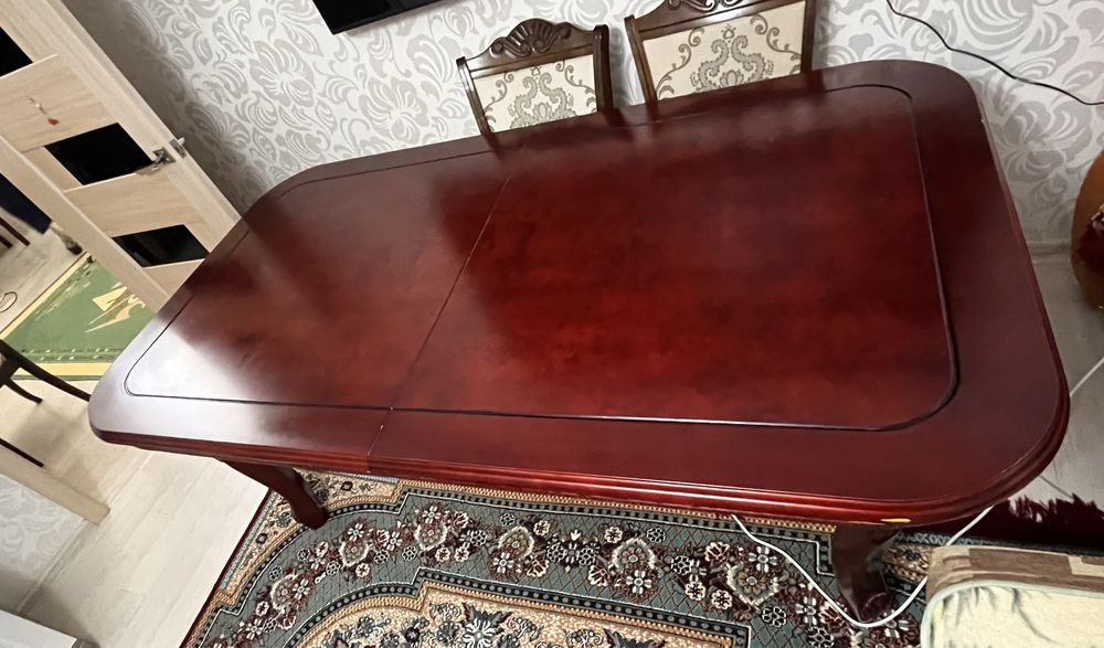 Стол со стульями для гостинной