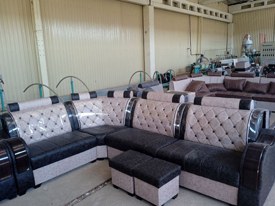 Гостиные уголки с пуфиками