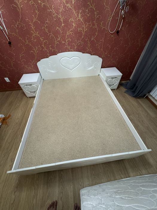 Кровать с двумя тумбочками