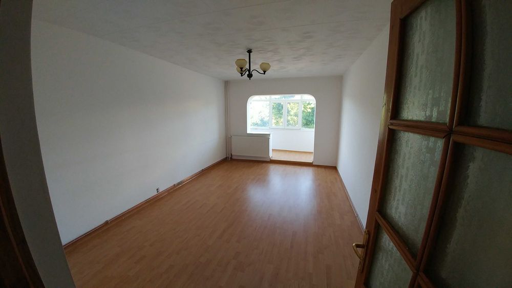 PROPRIETAR VAND APARTAMENT + GARAJ: 2 Camere decomandat Arcu Etaj 2/4