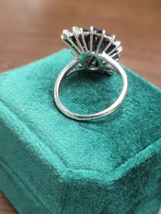 Златен пръстен сапфири и диаманти