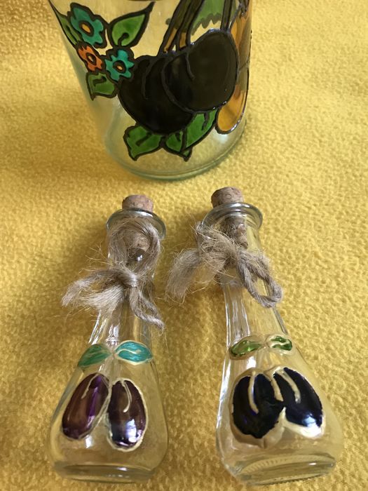 Винтидж бутилка от френска ракия с две юзчета ръчно рисувани сливи