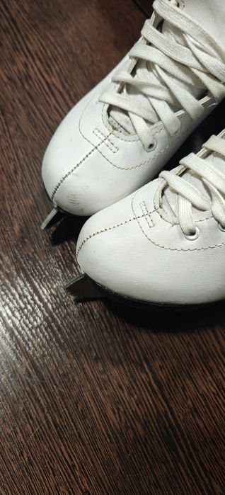 Продаются коньки б/у размер 34.