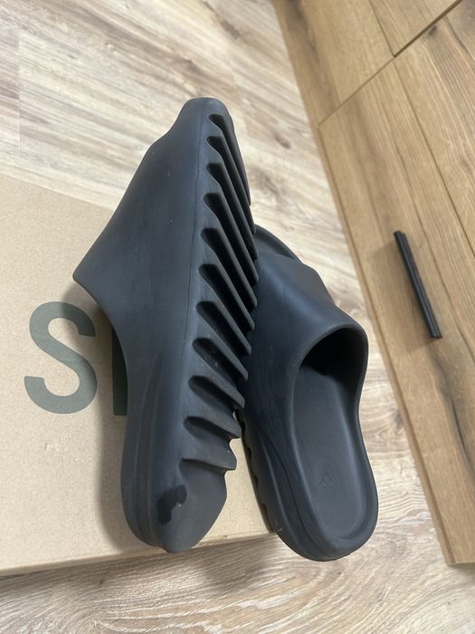 Продавам adidas yeezy slides
