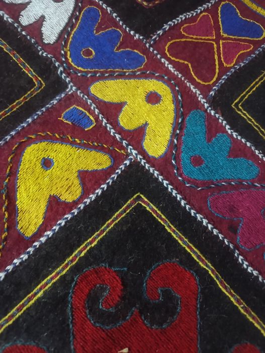 Gilam qo'l mexnati tabiy iplar