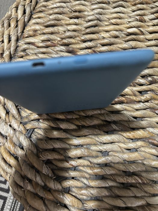 Vand Kindle 2017, contine 277 carti, are ecranul blocat,eventual piese