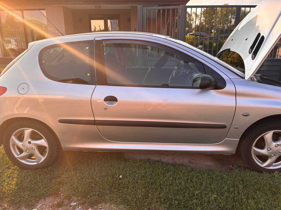 Напълно обслужен автомобил Peugeot 206 с газов инжекцион