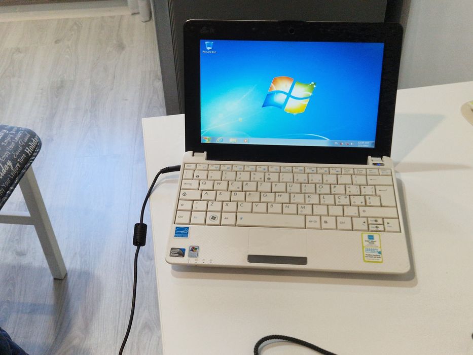 Laptop Asus perfect funcțional la priza