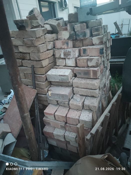 Продам кирпич 700-800 шт