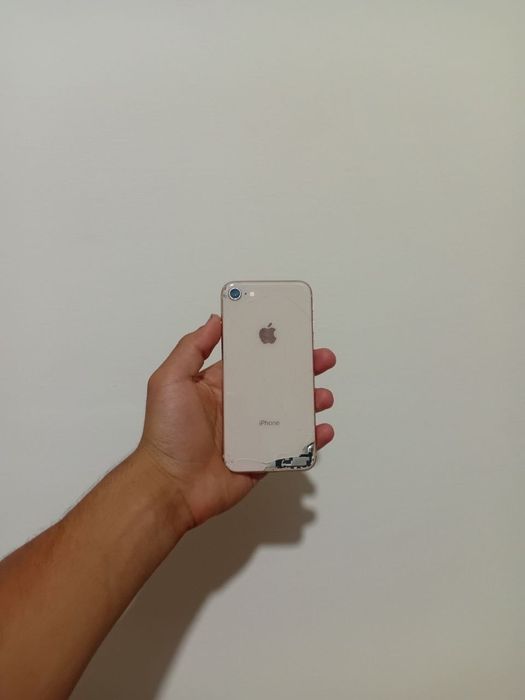 Iphone 8 srochni sotiladi