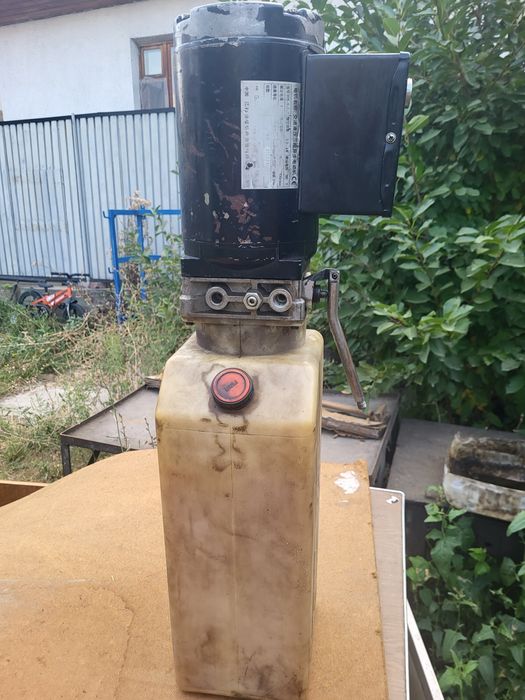 Насос для автомобильного подъёмника.