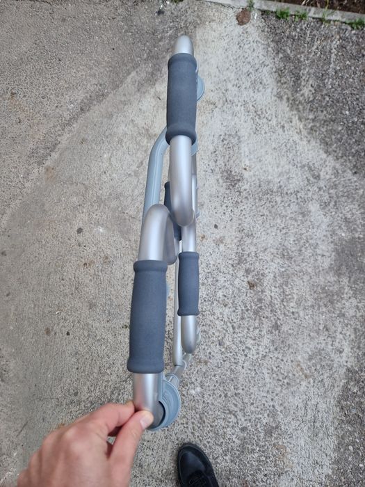 Cadru de mers pliabil