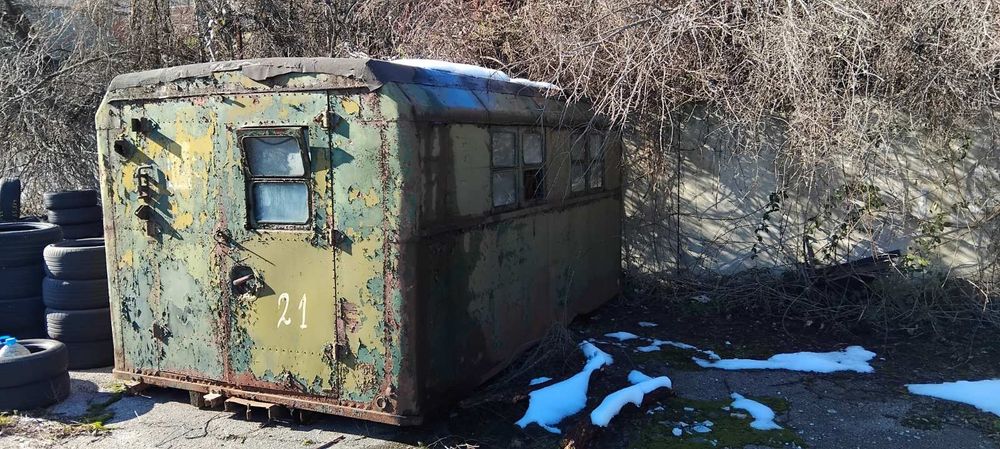 Фургон от воененкамион със нормални забелешки за годините си .