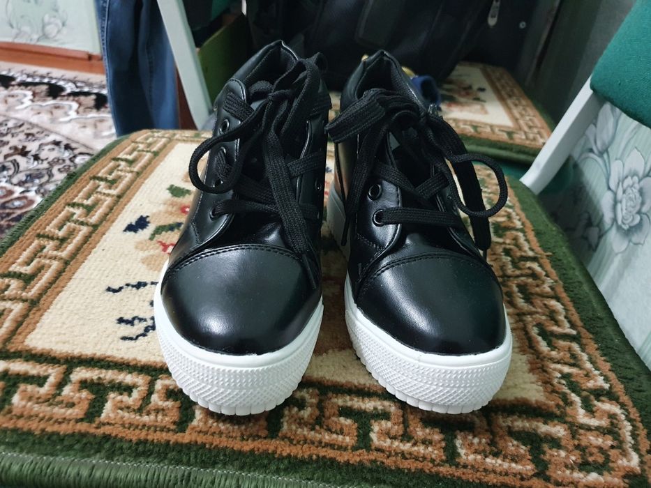 Продам осенние кроссовки сникерсы