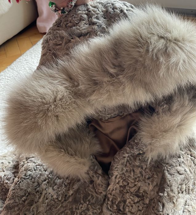 Haina de blana Luxury, din astrahan bej cu vulpe polara