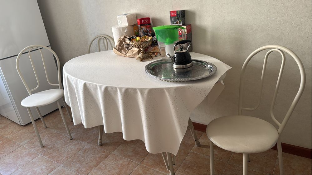 Кухонный Стол с четырьмя стулья