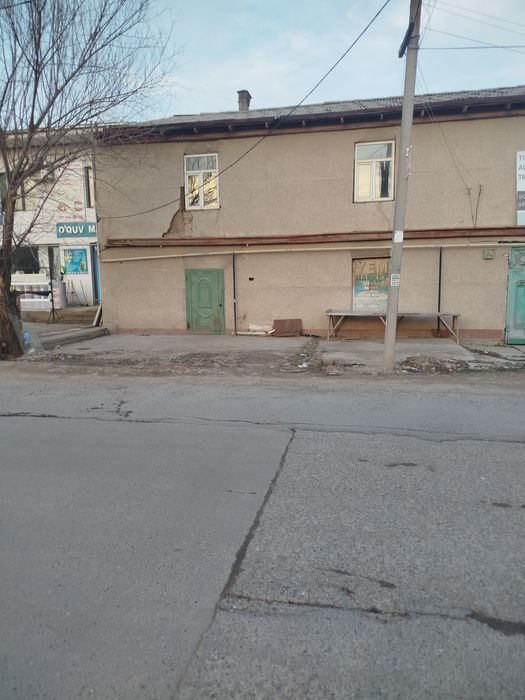 Бизнес қилиш учун қибрай сентрида икки қаватли бино фасад ўн метр