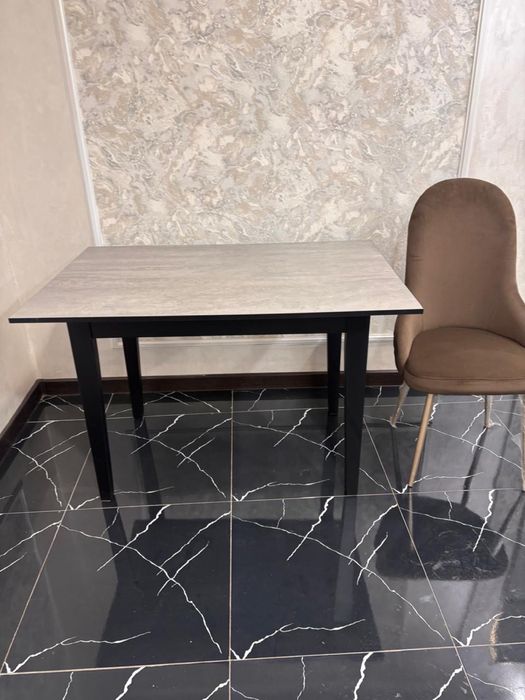 Столы и стулья в кафе