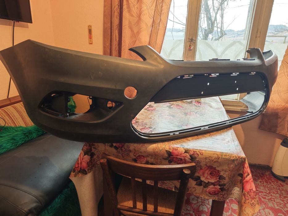 Продавам нова броня и нова маска и десен фар 2а употреба за Форд Фокус