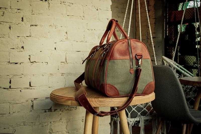 Geantă de voiaj din piele. Geantă de călătorie din piele naturală și konvas. Travel bag. Duffel Bag
