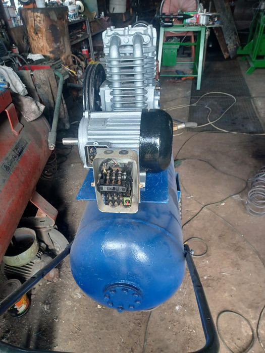 Două compresoare, butelii de 140 litri, motoare trifazate de 3 și 4 KW