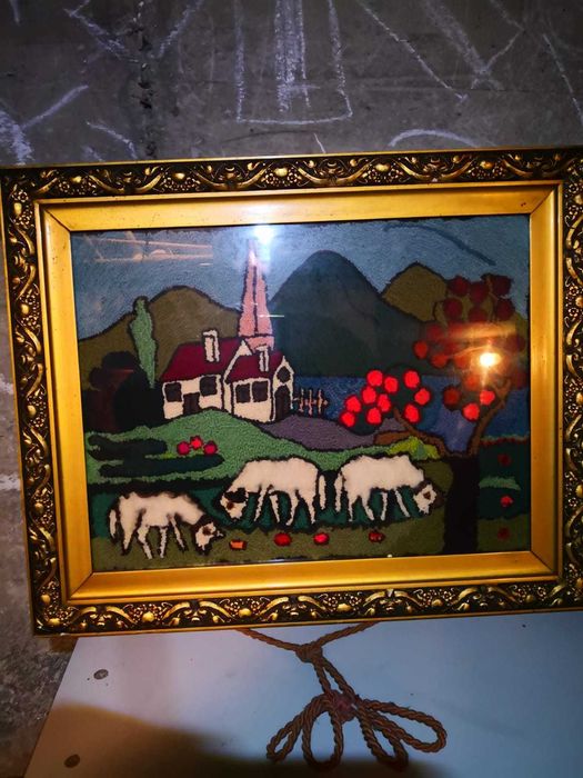 Tablou brodat vintage cu rama aurie