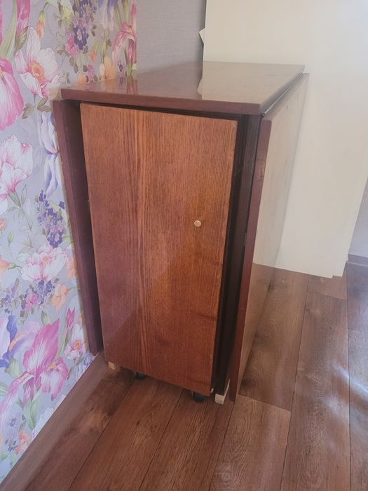 Продам столы книжки