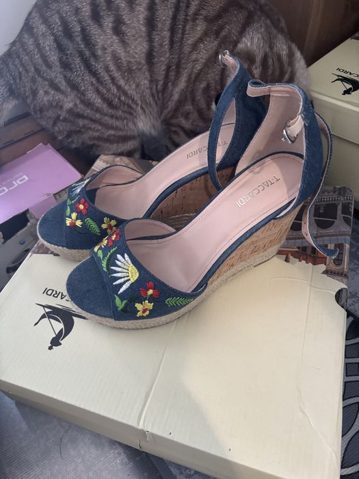 Продам босоножки